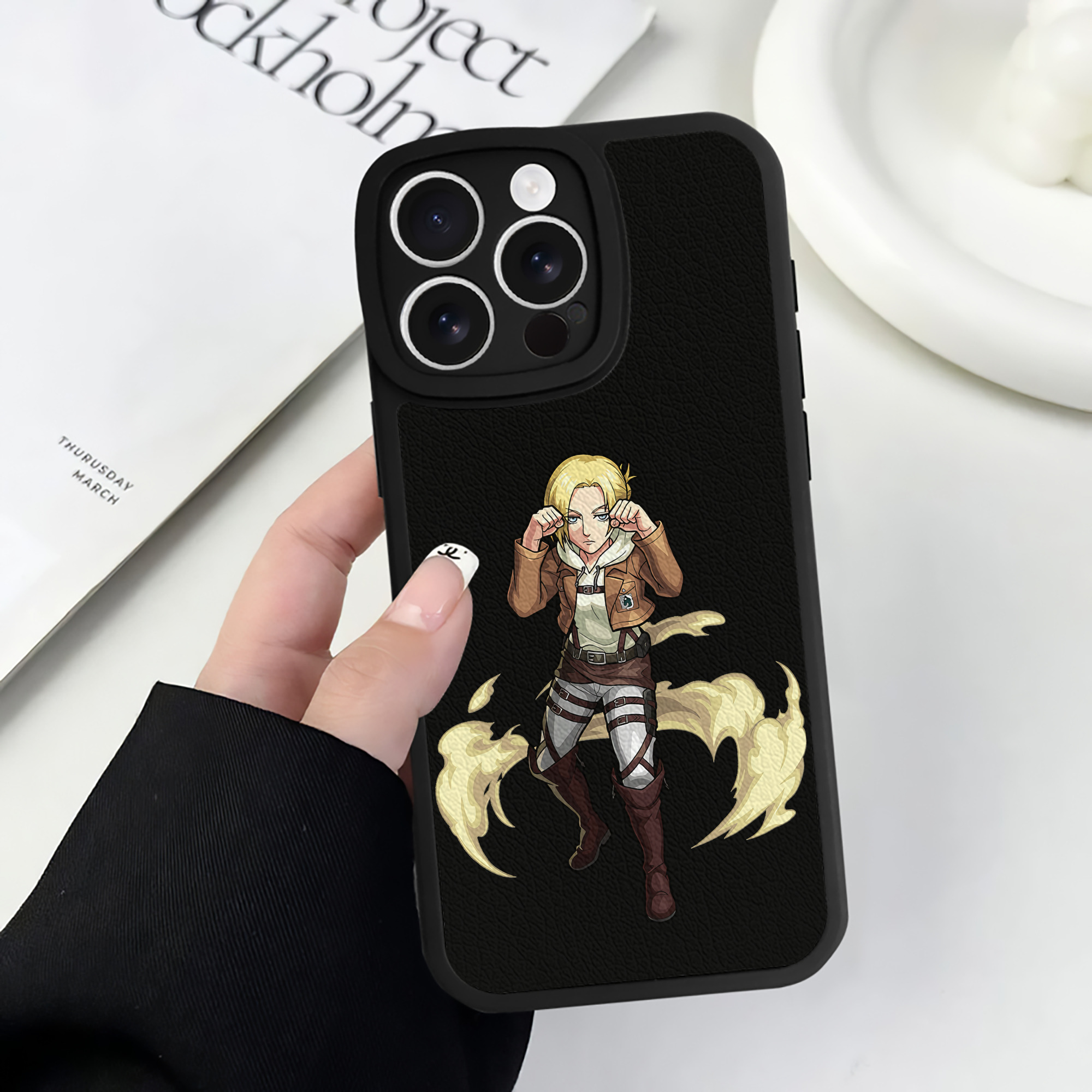（画像用） 進撃の巨人 アニ・レオンハート Attack on Titan Annie Leonhart 【iPhone 16シリーズ対応】シリコンスマホケース（レザー調） 材質：シリコン